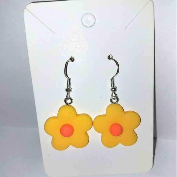 Hand crafted flower dangle earrings - Picture 4 of 6